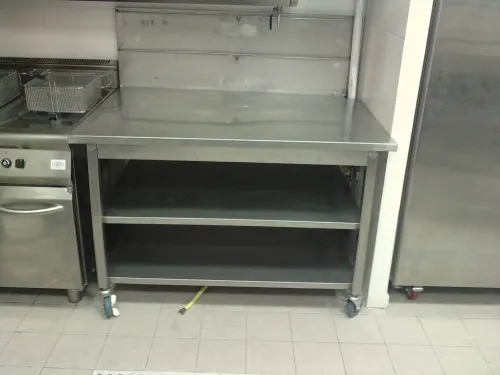 TABLE DE TRAVAIL EN INOX