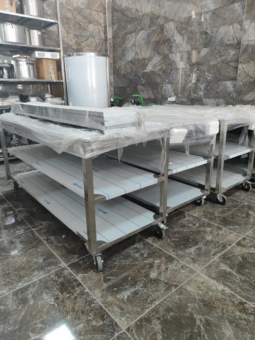 TABLE DE TRAVAIL EN INOX