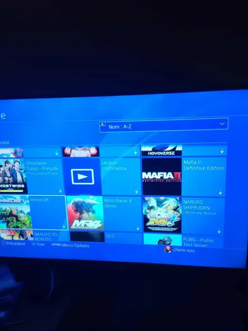 playstation 4 slim avec deux manettes et CD
