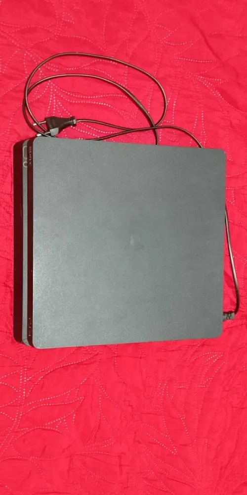 playstation 4 slim avec deux manettes et CD