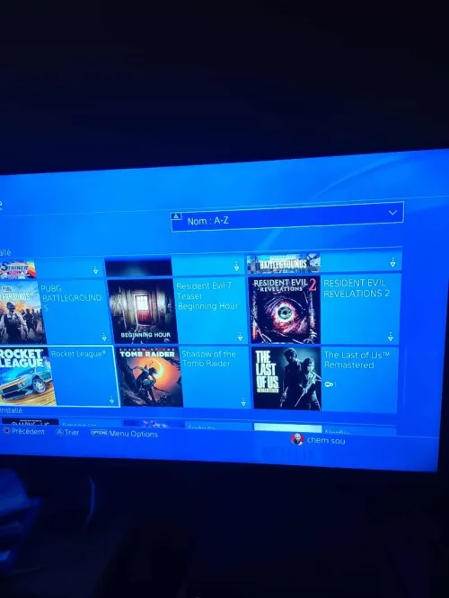 playstation 4 slim avec deux manettes et CD