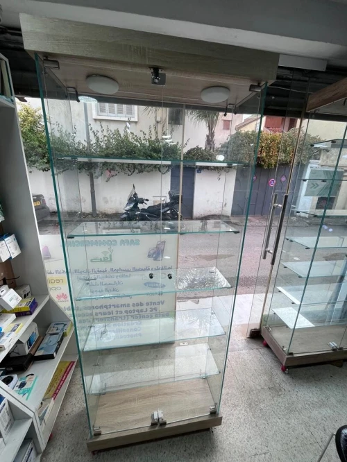 VITRINES ET COMPTOIR EN VERRE AVEC SPOTS