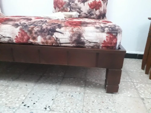 2 lits et une table en bois rouge (TRIO)