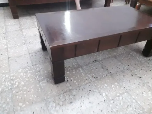 2 lits et une table en bois rouge (TRIO)