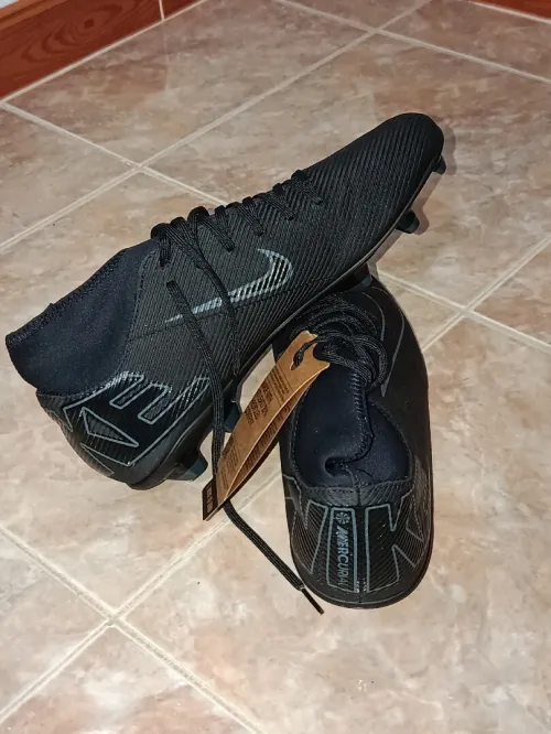 حذاء كرة قدم Nike جديد