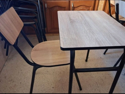كراسي و طاولات مدرسية للبيع.
