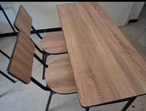 كراسي و طاولات مدرسية للبيع.