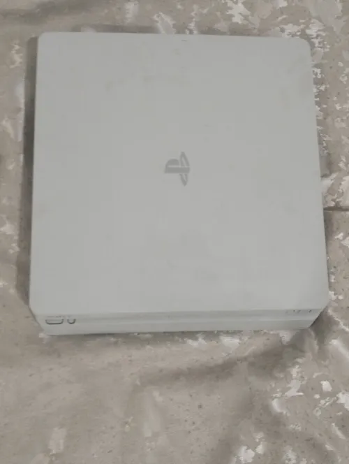 PS4 est à 10 / 10 couleur blanche 500gb avec manette originale et ses câbles
