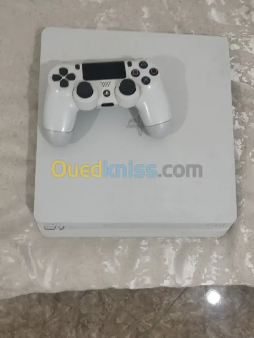 PS4 est à 10 / 10 couleur blanche 500gb avec manette originale et ses câbles