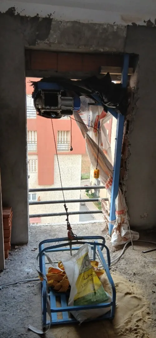 Vend Monte Charges 3000W 1800 Kg / 60 metres + support + panier
