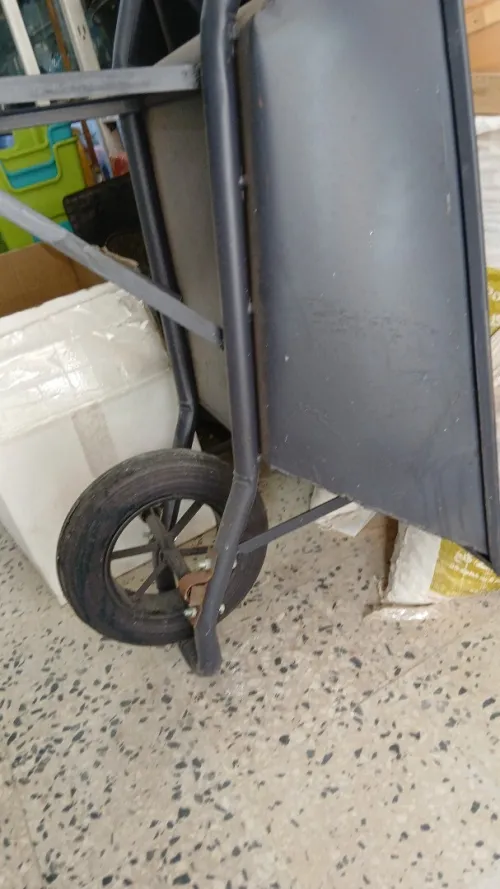 Vend BROUETTE TRÈS SOLIDE