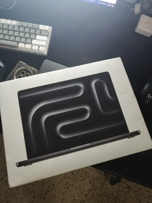 MacBook M3 Pro 14Inch 18Gb Ram, 512Gb SSD Space 