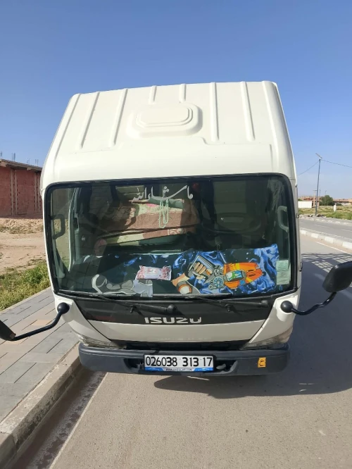 Isuzu Npr léger super jumbo 2013