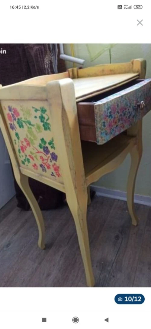 Petit meuble à fleurs effet veilli