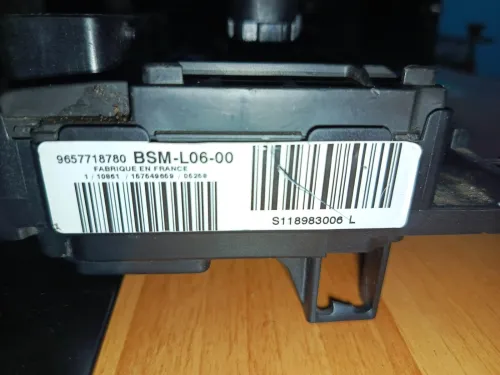 Bsm l06 -00  boîte fusible côté moteur
