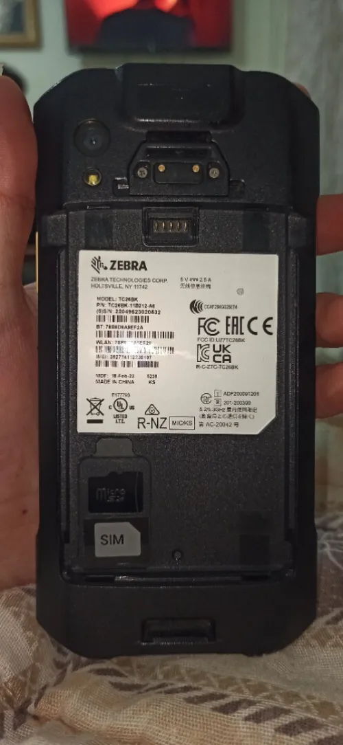 Tc26 bk Téléphone ZEBRA TC26 Android 11 avec lecteur 1D/2D SE4100﻿ et écran tactile 5". Connectivité en Bluetooth﻿, Wifi et 4G. Connecteurs 2 points arrières pour option poignée. ﻿﻿﻿Processeur 1,8Ghz, mémoire RAM 3Go et mémoire Flash 32Go. Batterie 3100 mAh et caméra arrière