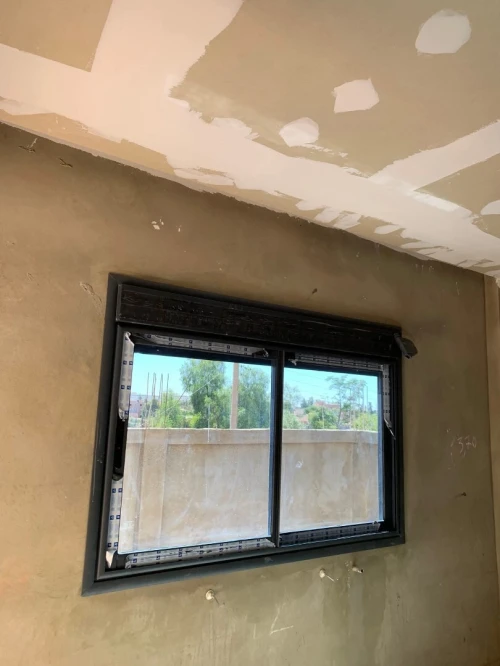 Menuiserie aluminium et pvc et verre trompée 