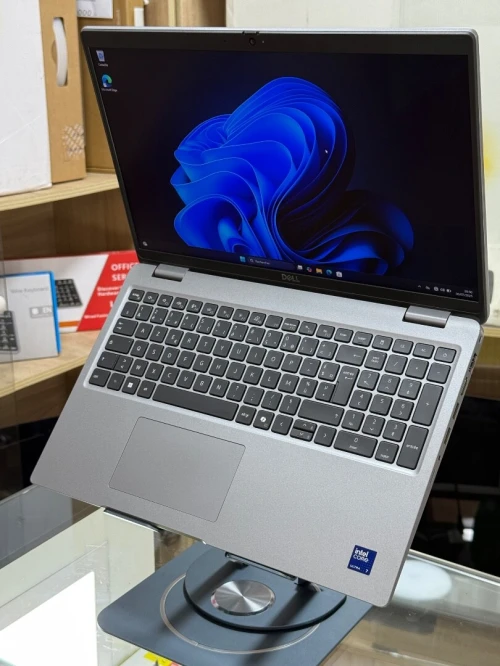 DELL PRECISION 3590 INTEL CORE ULTRA 7 165H 16GO 512GO SSD NVIDIA RTX500 ada 4GO 