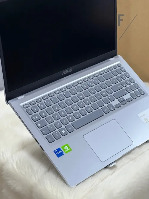 ASUS VIVOBOOK 15 X515E i5 1135G7 8GO 256GO SSD NVIDIA GEFORCE MX330 2GO NEUF SOUS EMBALLAGE 