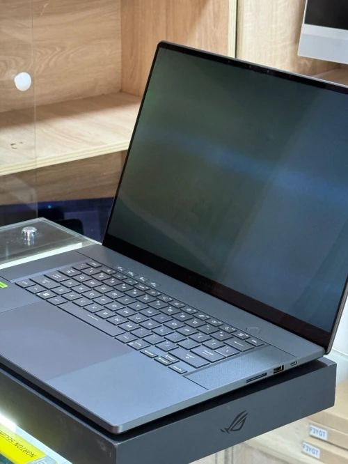 ASUS ROG ZEPHYRUS G16 GU605MU OLED ULTRA 9 185H 32GO 2TO SSD NVIDIA GEFORCE RTX4090 16GO GDDR6