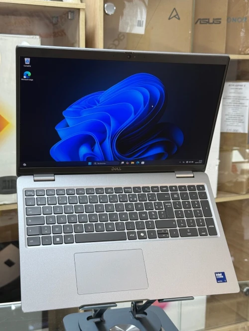 DELL PRECISION 3590 INTEL CORE ULTRA 7 165H 16GO 512GO SSD NVIDIA RTX500 ada 4GO 