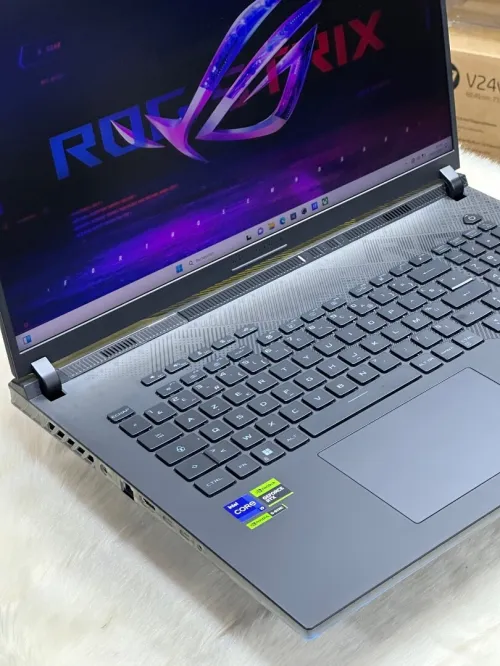 ASUS ROG STRIX SCAR 18 G834JYR I9 14900HX 64GO DDR5 2TO SSD NVIDIA GEFORCE RTX4090 16GO GDDR6