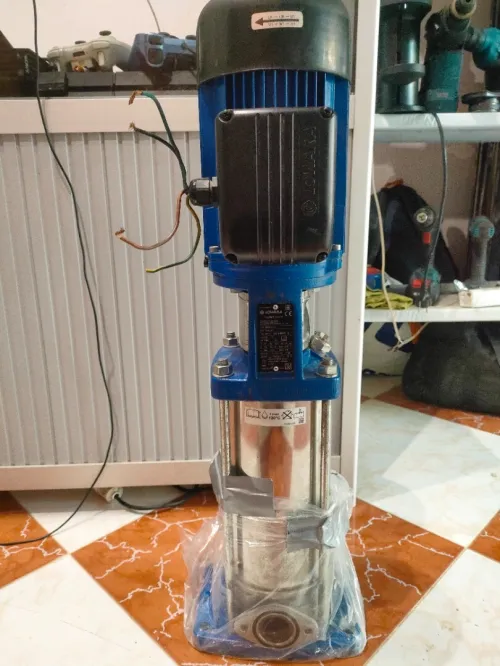 pompe multicellulaire verticale en acier inoxydable de la marque Lowara, 