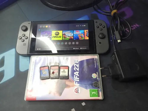Nintendo switch avec 3 cassette et chargeur 