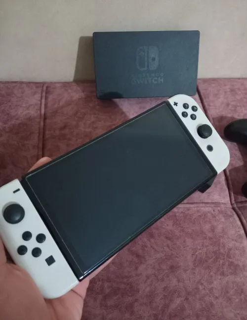Nintendo switch oled flache état neuf +40 jeux + les accessoires