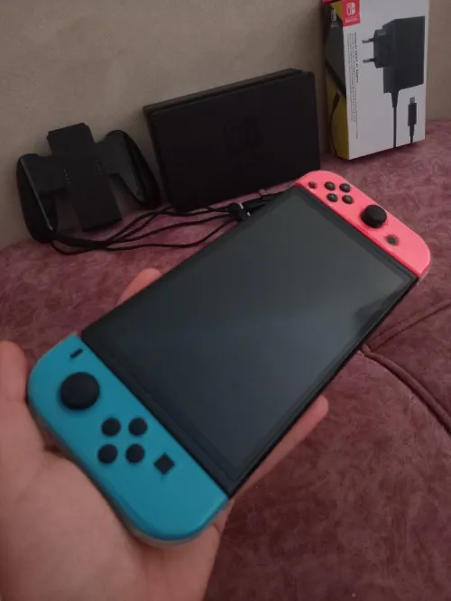 Nintendo switch Oled flache 10/10 + 35 jeux (toute accessoires)