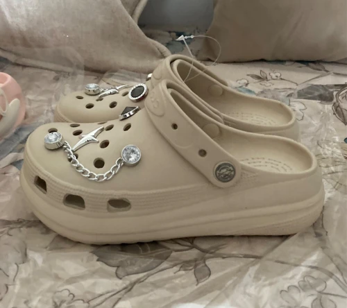 Crocs femmes + 6 pins gratuits !!!