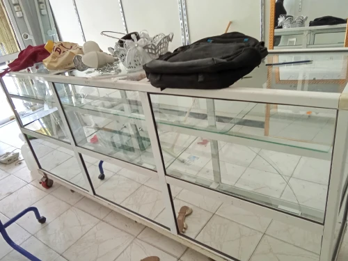 Vitrine très bonne état aluminium et accessoires de vente habillement 