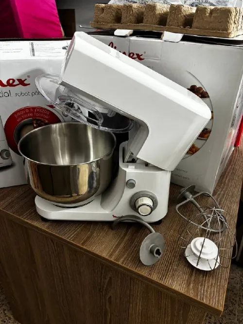 Petrin Moulinex blanc neuf jamais utilisé 4.8L 800W avec 3 outils à pâtisseries inclus