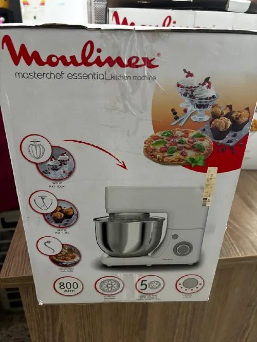 Petrin Moulinex blanc neuf jamais utilisé 4.8L 800W avec 3 outils à pâtisseries inclus