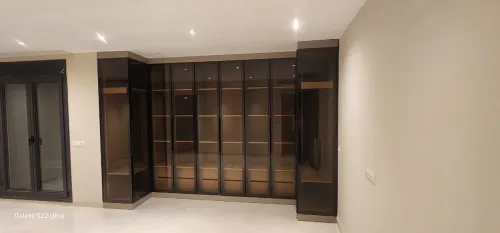 Dressing room En MDF avec porte en verre fumé et LED PROFILÉ