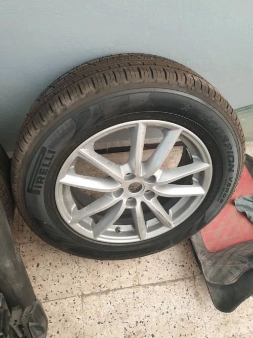 4 pneus neuf Audi Range Rover 235/65 R19 pirelli avec jantes