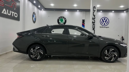 Hyundai Elantra 2025 