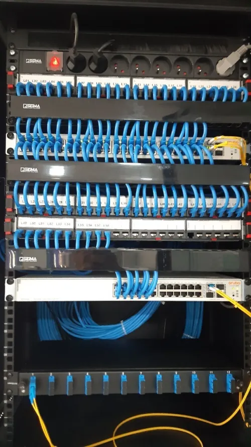 INSTALLATION ET LA MAINTENANCE DE SOLUTIONS COMPLÈTES EN RÉSEAUX INFORMATIQUES