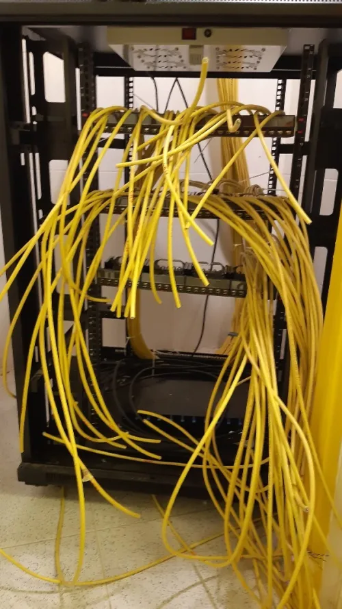 INSTALLATION ET LA MAINTENANCE DE SOLUTIONS COMPLÈTES EN RÉSEAUX INFORMATIQUES