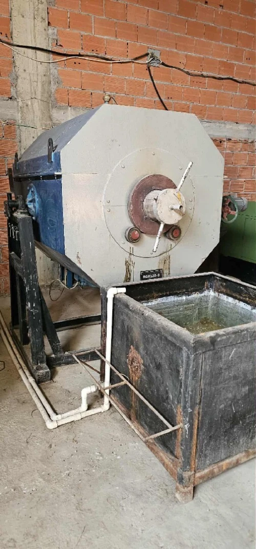 Machine fabrication vise +four de la tramp