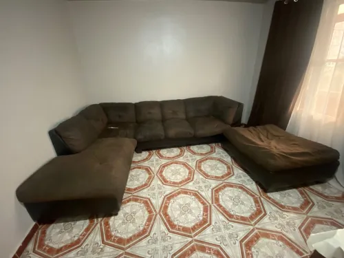 Fauteuil en L avec pouf
