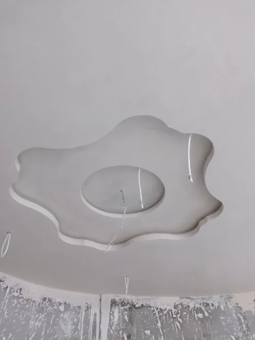 Artisan platrier. حرفي في الجبس 