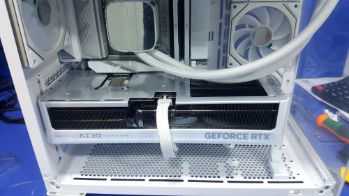 UNITE GAMING RYZEN 7 9800X3D 32G RTX 5070TI 16G FULL WHITE