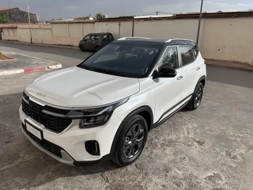 Kia Seltos 2025 Luxury black sunroof