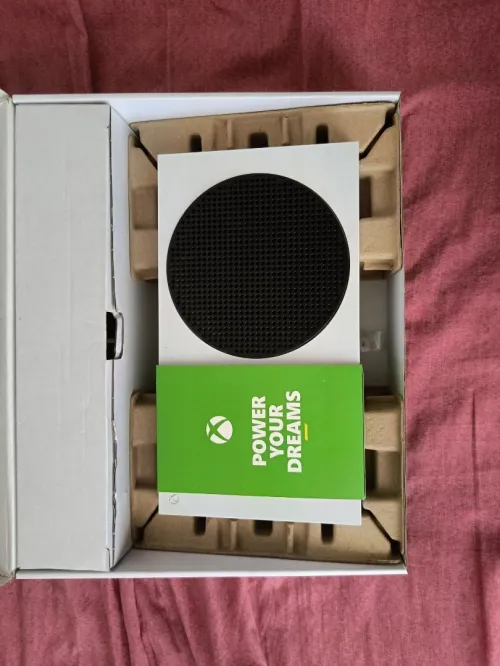 Xbox series s avec la boit et les jeux et les piles rechargeable