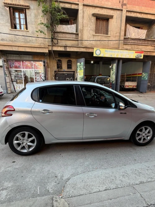 Peugeot 208 2014 Silver Line