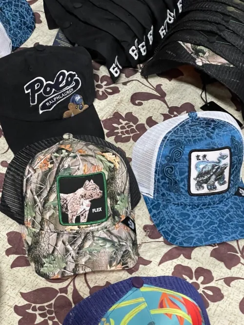 Casquette.  Et sacoche