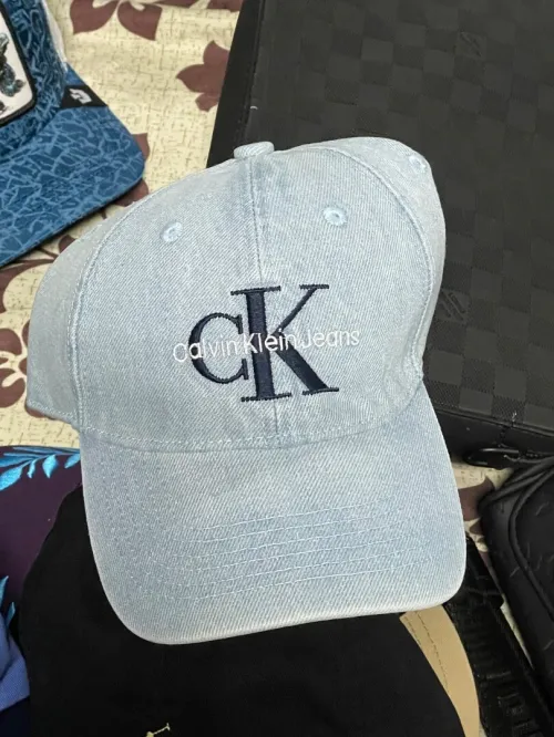 Casquette.  Et sacoche