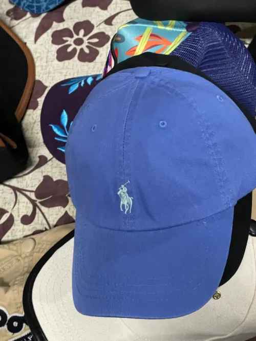 Casquette.  Et sacoche