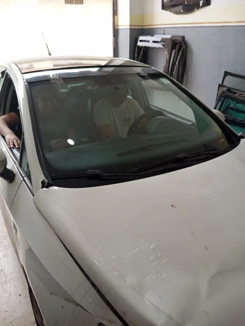 بيع و تركيب زجاج السيارات و الشاحنات و الآليات